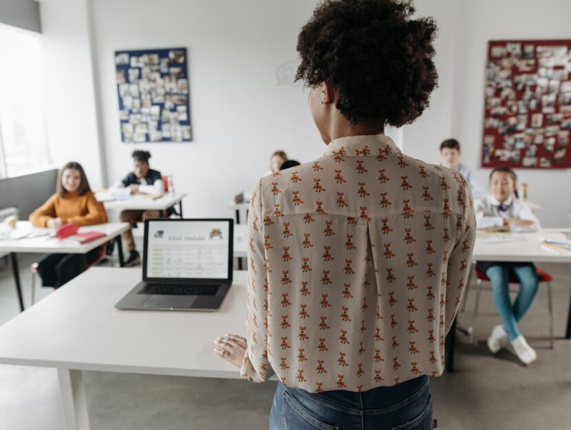 insegnata ripresa di spalle mentre svolge una lezione