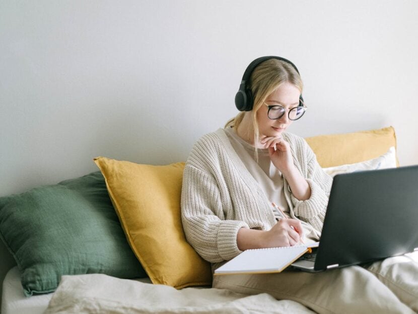 ragazza con computer che studia