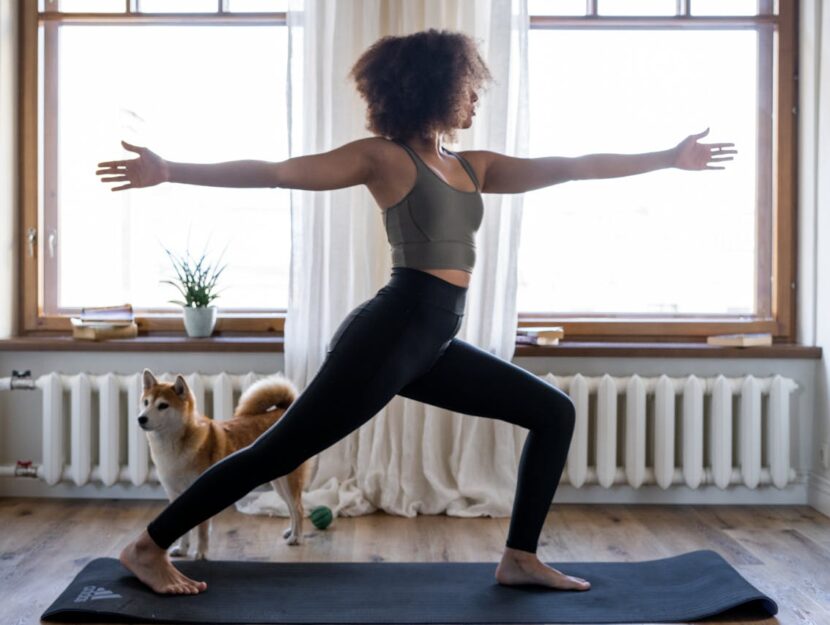 ragazza che fa yoga a casa