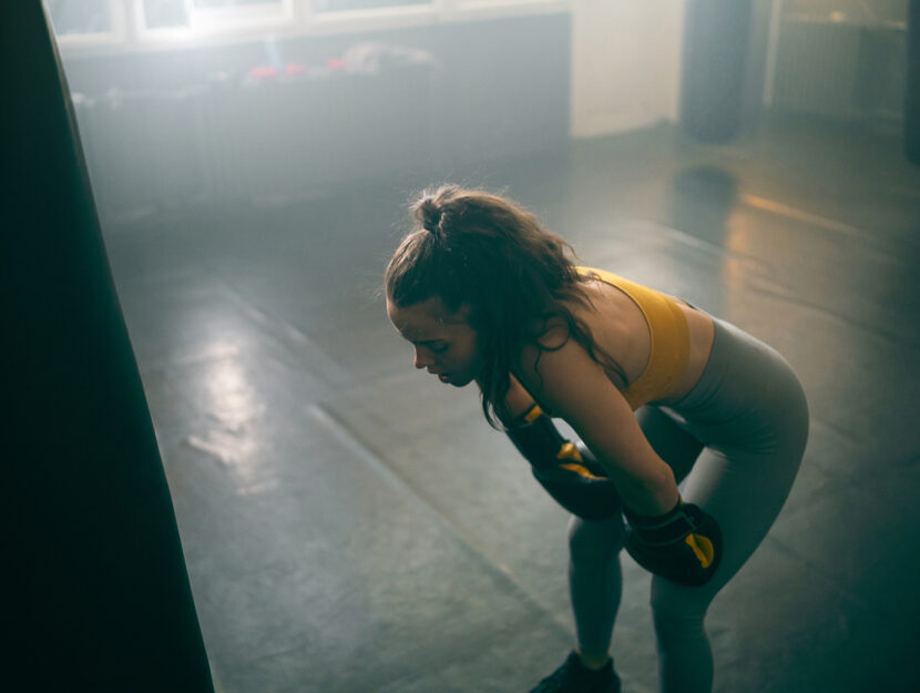 ragazza stanca che si allena in palestra a kick boxing