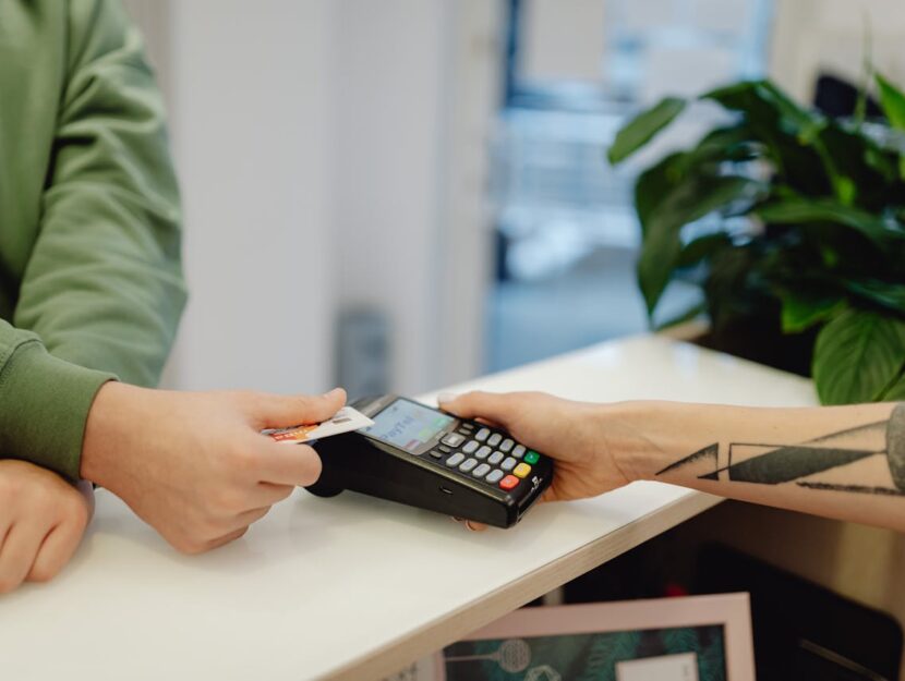 ragazzo sta effettuando un pagamento in negozio con la carta di credito