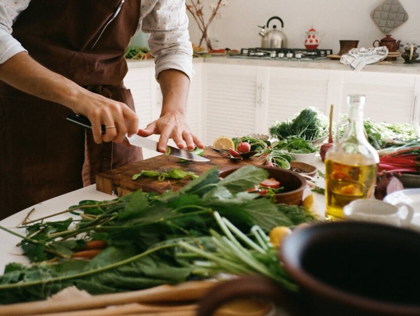 ragazzo sta cucinando verdure in cucina