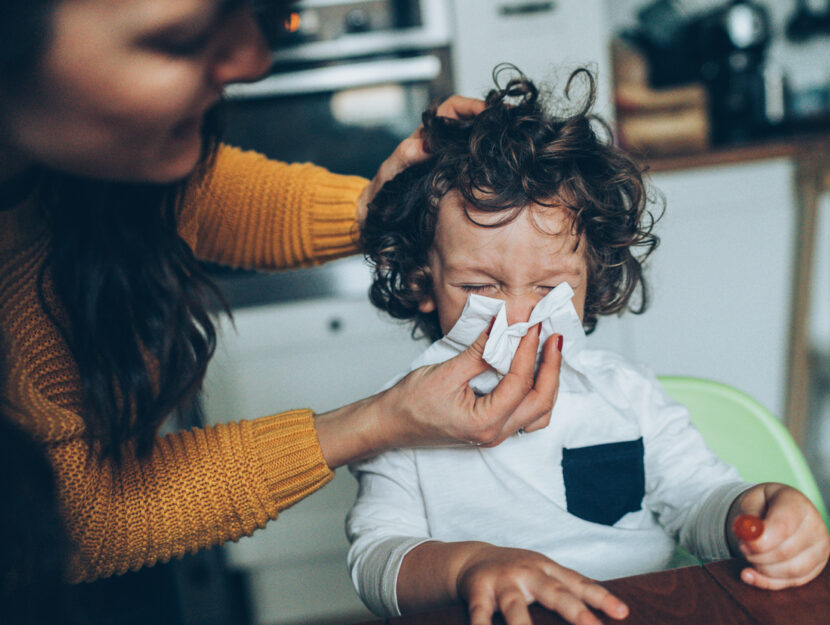 mamma che fa soffiare il naso al figlio