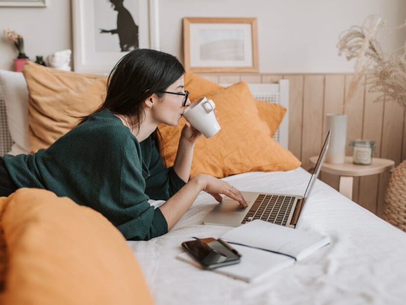 ragazza al computer sul letto