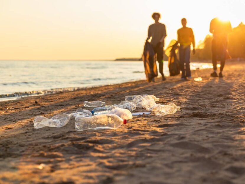 Bottiglie di plastica su una spiaggia