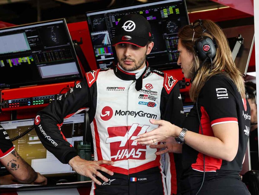 Laura Mueller nel box Haas con il pilota Ocon