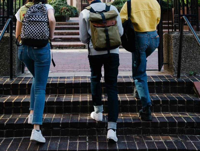 Ragazzi a scuola con sneakers