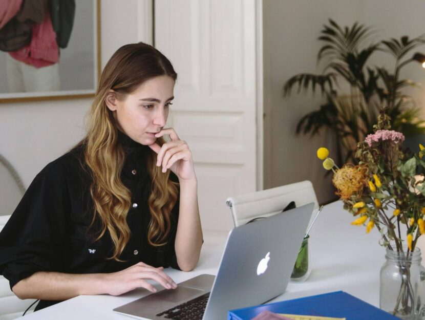 Ragazza al pc su piattaforme per trovare lavoro