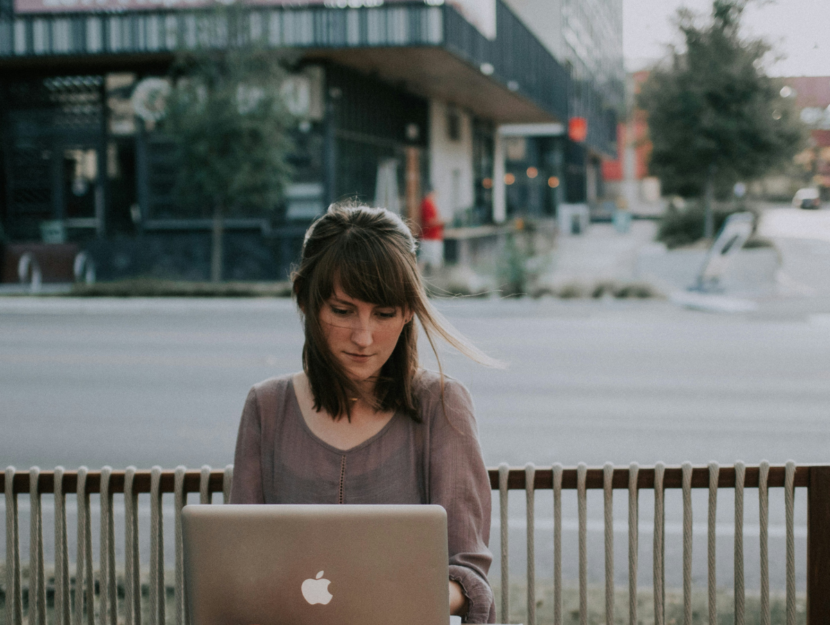 Ragazza studia al pc ai e filosofia