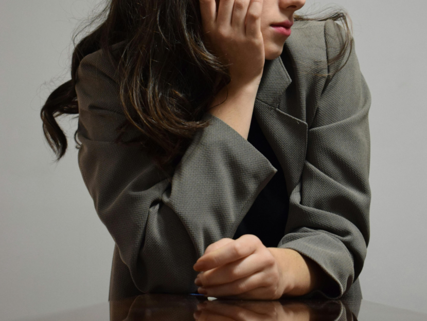 Ragazza prova solitudine lavorativa