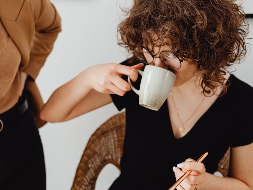 ragazza che beve caffè