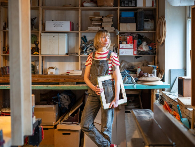 ragazza in garage con scaffali