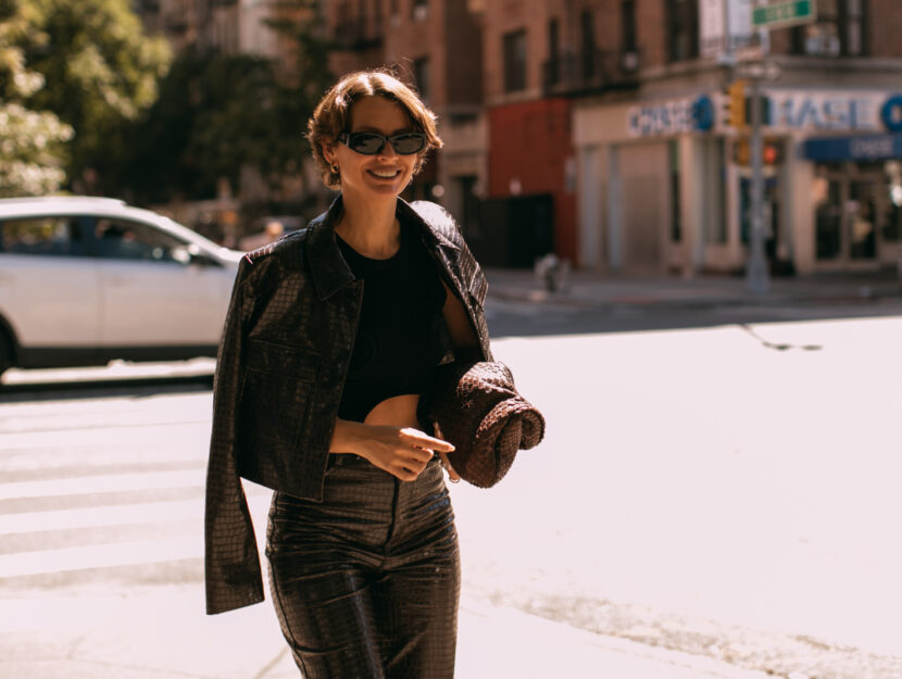 ragazza che cammina in strada a New York