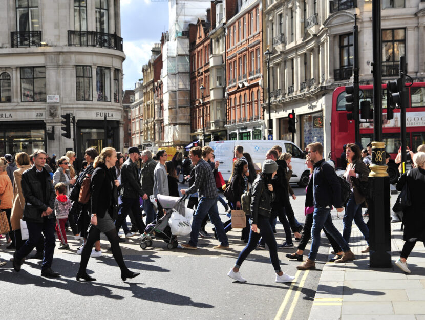 folla di persone che attraversa la strada a Londra