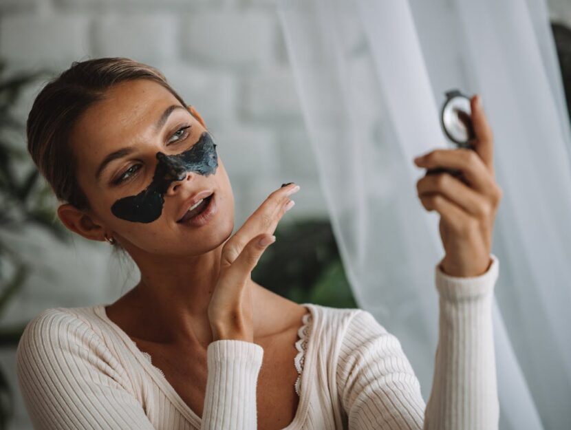 ragazza sta mettendo una maschera per il viso