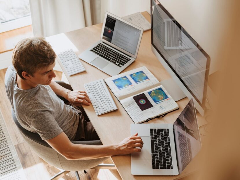 ragazzo che lavora al computer