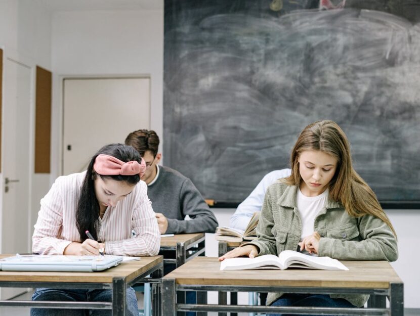 ragazzi sui banchi dentro un'aula di scuola