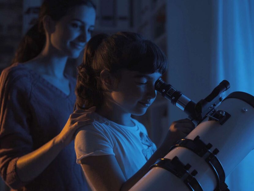 mamma e figlia con telescopio