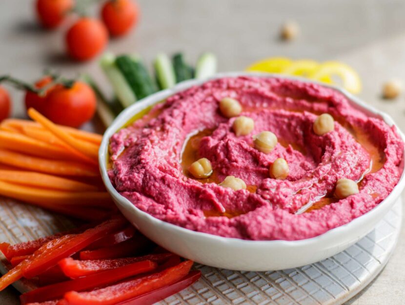 Hummus di barbabietola con crudités