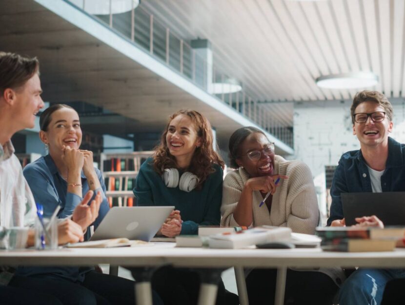 Un gruppo di giovani al lavoro