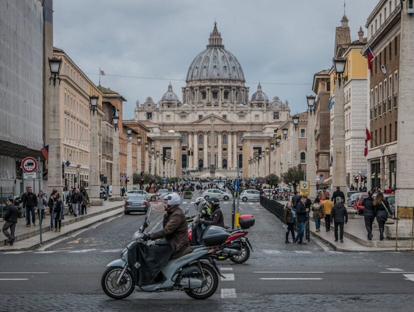 piazza San Pietro macchine