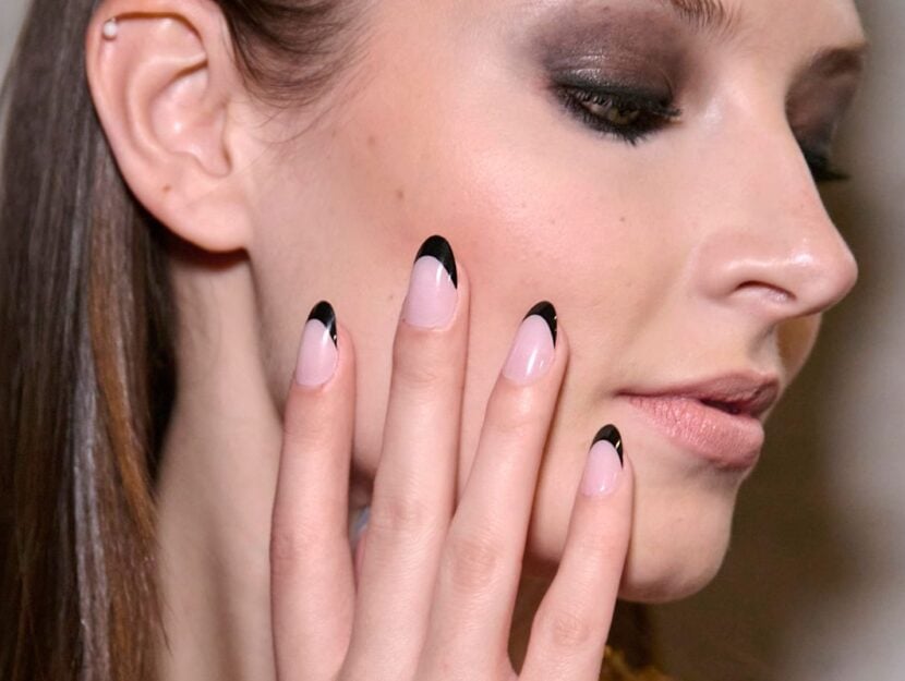 modella con unghie ovali con french manicure nera