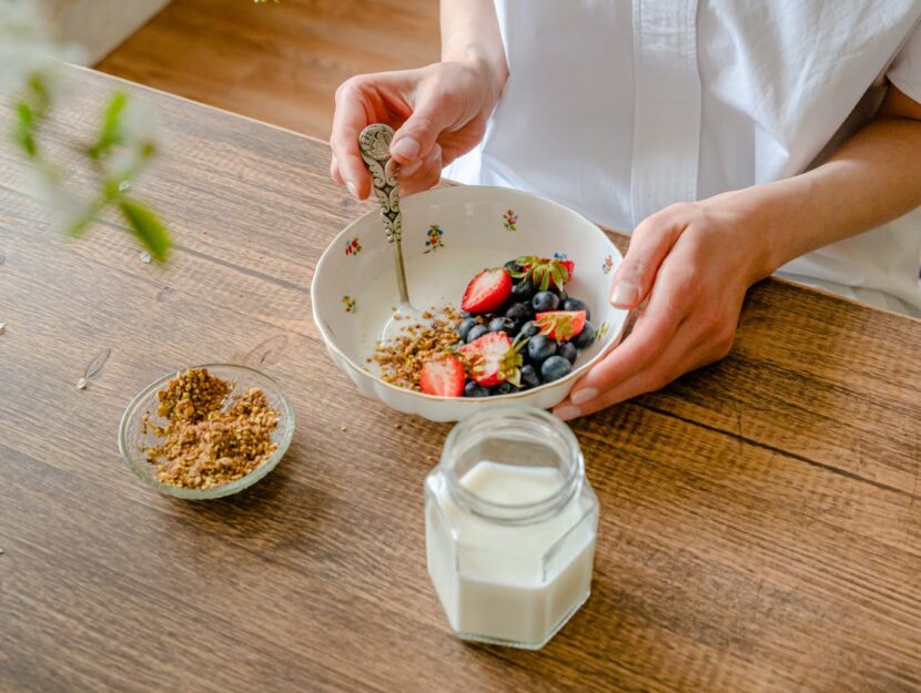 ragazza che mangia yogurt con granola