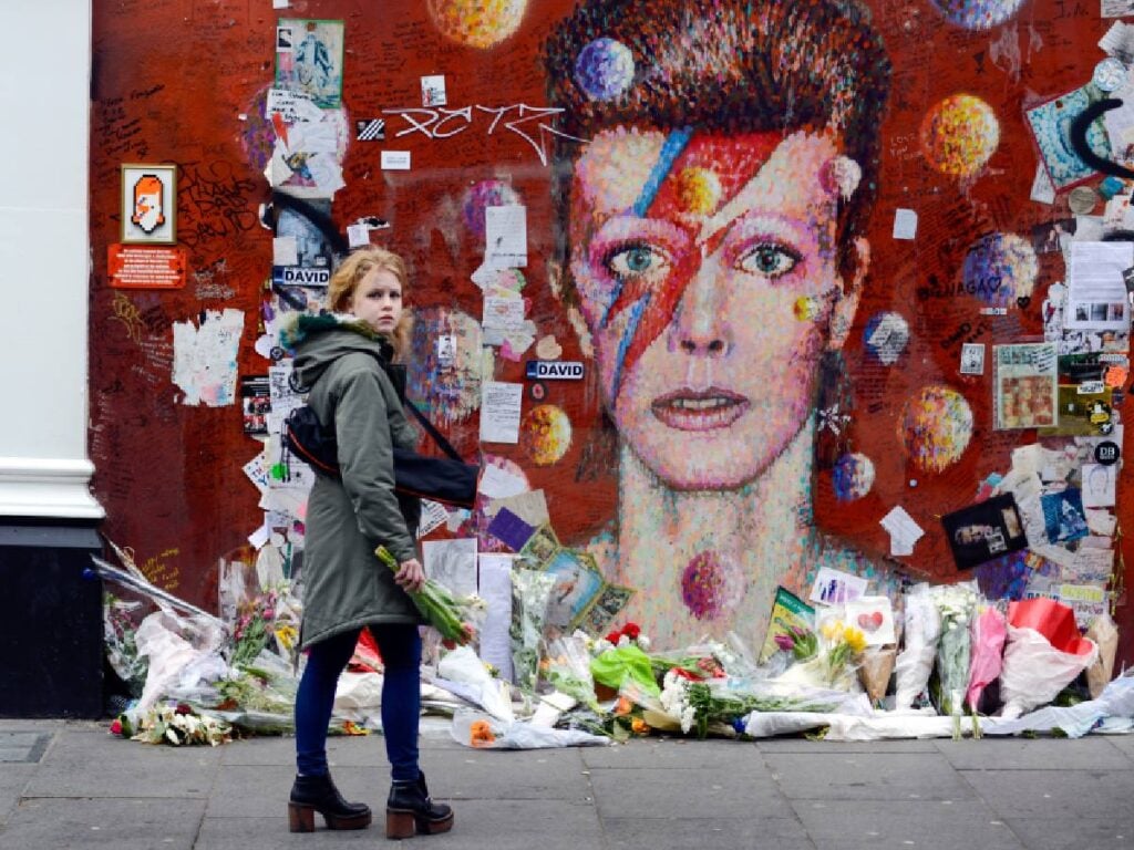 Murale di David Bowie Londra rom com