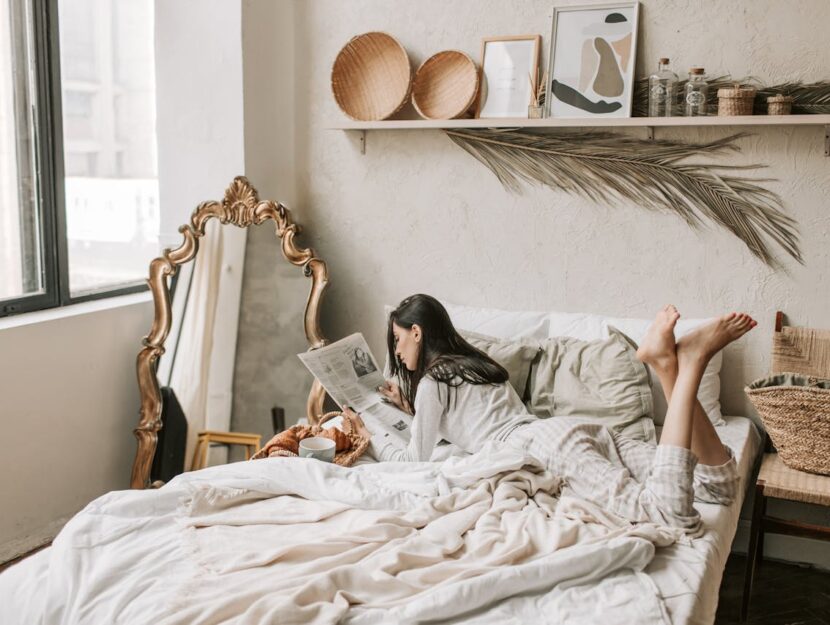 ragazza appoggiata sul letto