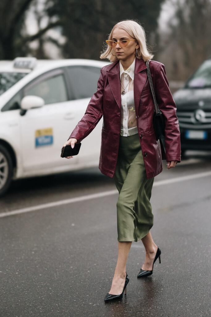 Come abbinare il blazer bordeaux street style Milano Fashion Week