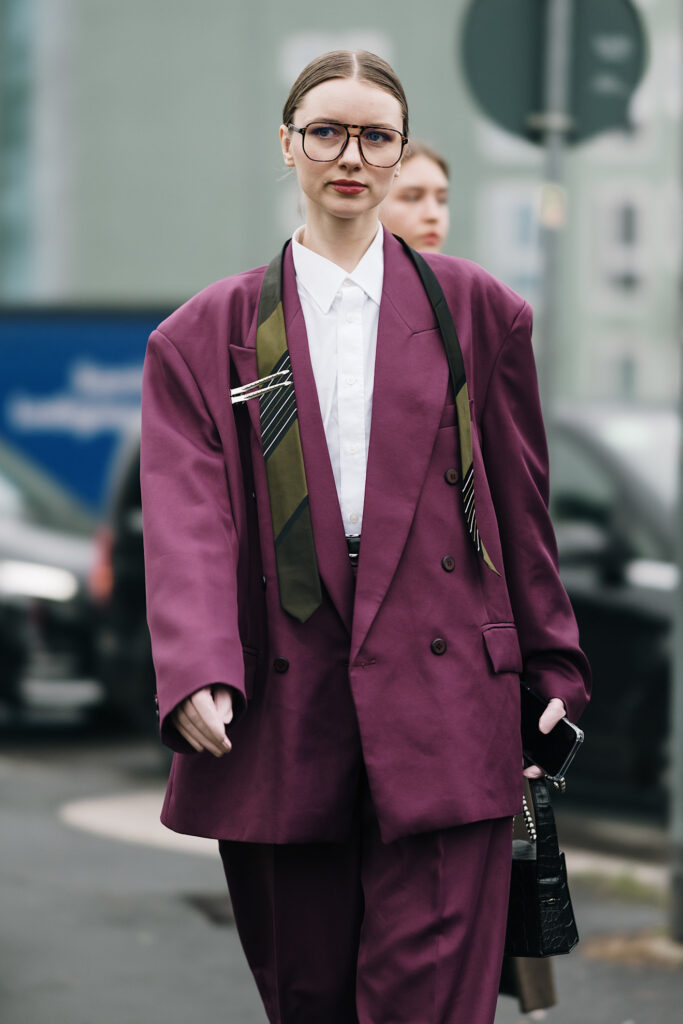 Come abbinare il blazer bordeaux street style Milano Fashion Week