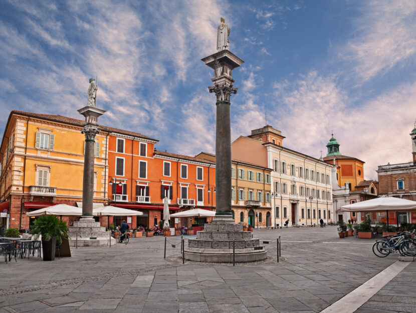 Ravenna, Piazza del Popolo con le antiche colonne con le statue di Sant'Apollinare e San Vitale