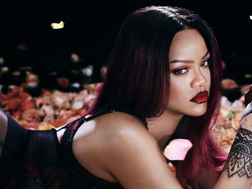 Rihanna in posa per la nuova linea di lingerie Savage X Fenty