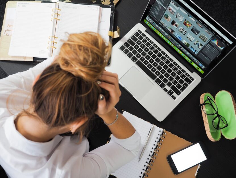 ragazza non riesce a concentrarsi al computer