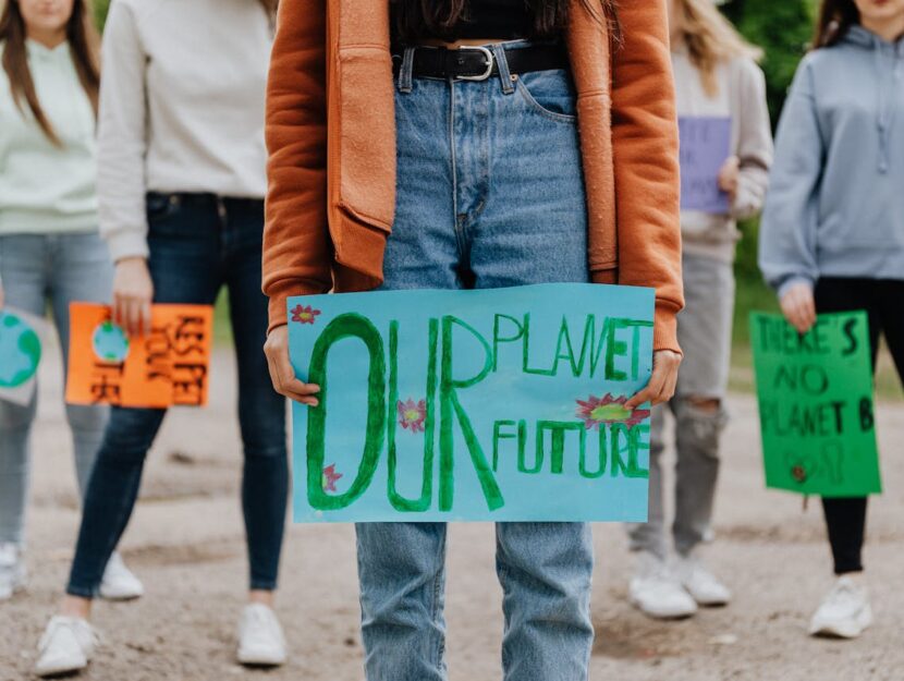 ragazze protestano per la crisi climatica