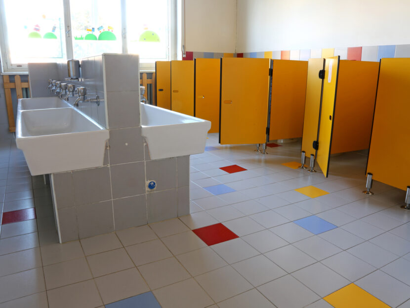 interno di un bagno di scuola delle elementari