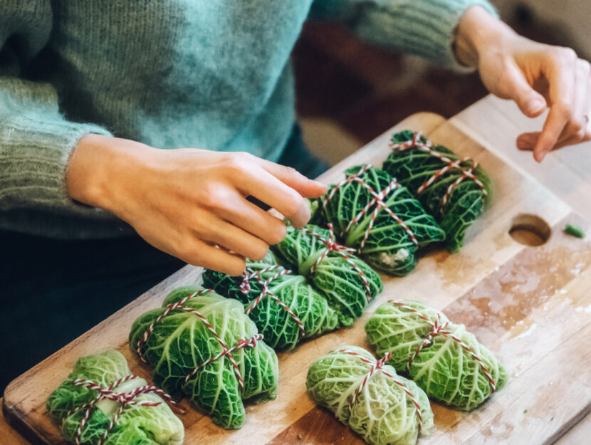 ragazza sta preparando gli involtini con la verza