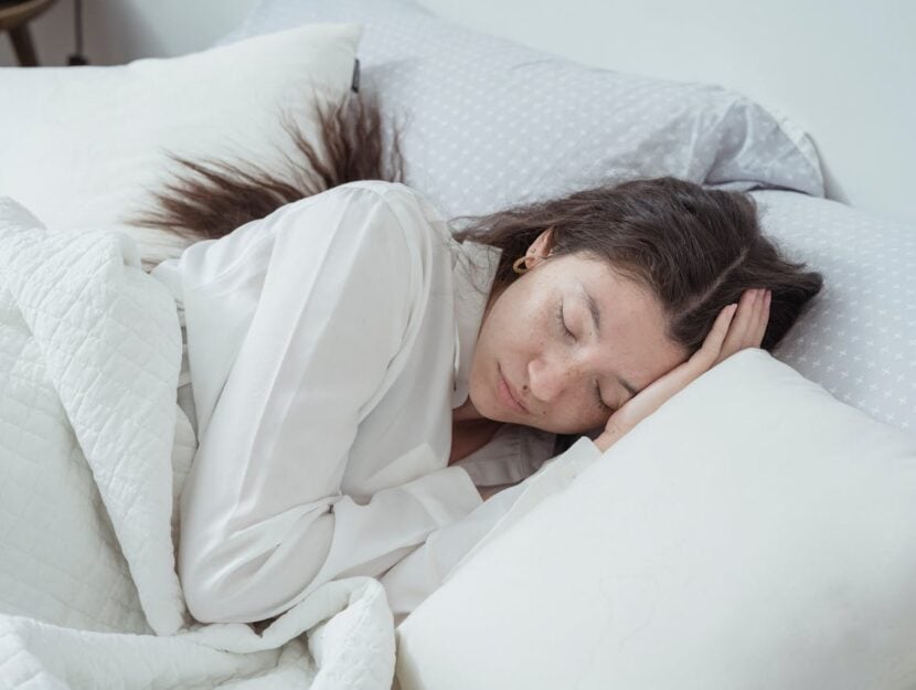 ragazza che dorme nel letto