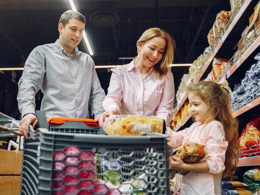 famiglia al supermercato con carrello