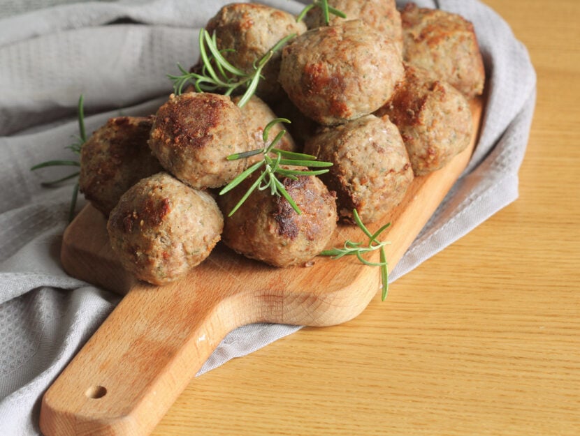 tagliere di legno con polpette