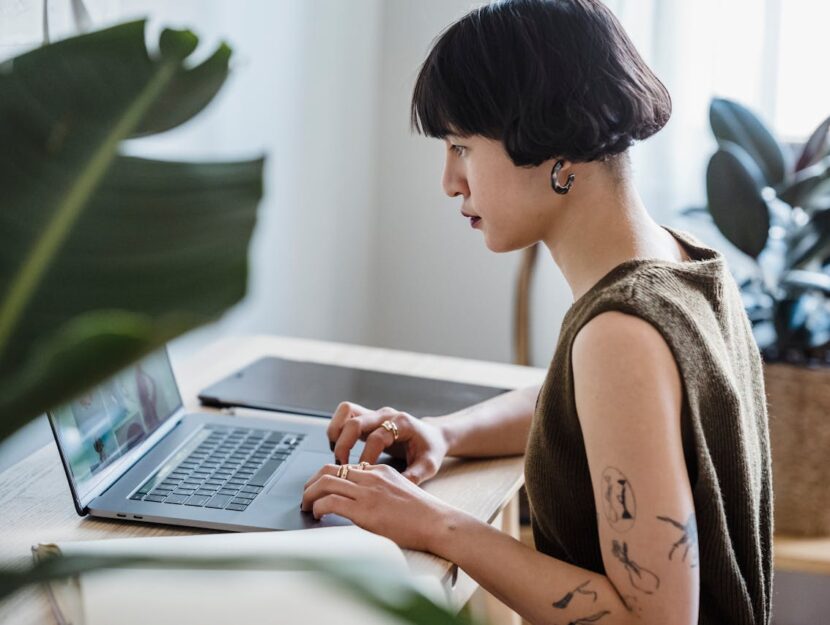 ragazza lavora al computer