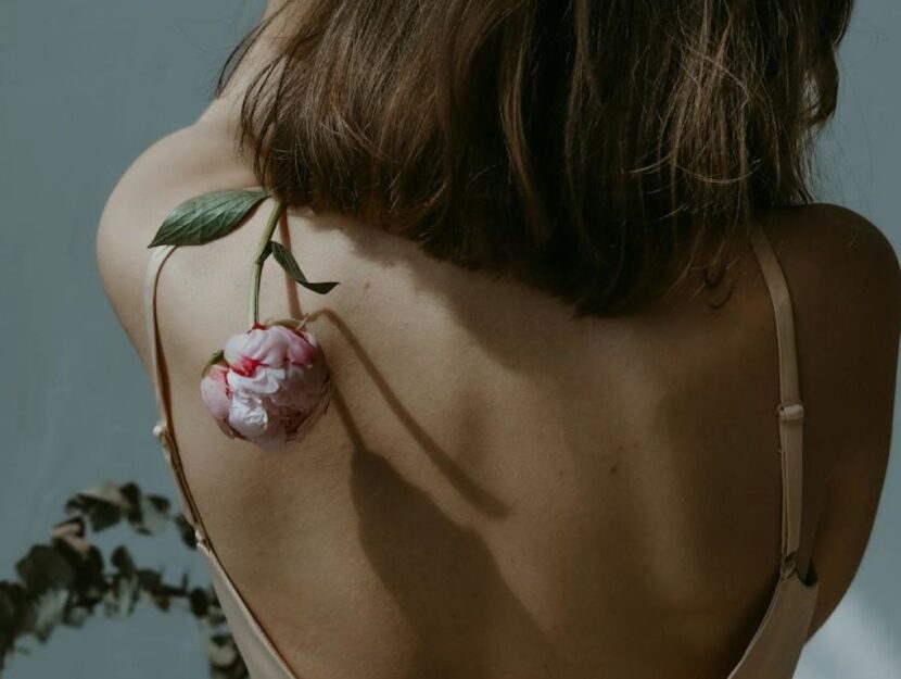 ragazza di schiena con un fiore