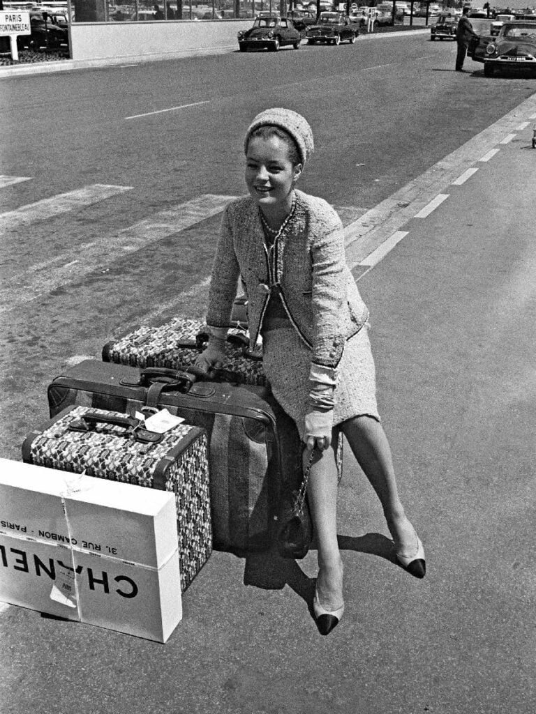 Romy Schneider con accessori Chanel e borsa 2.55