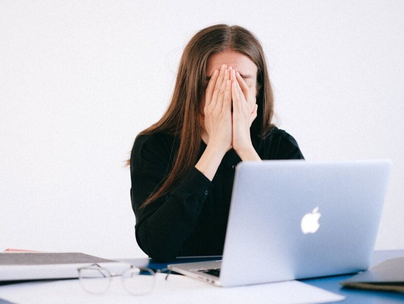 ragazza al computer stressata