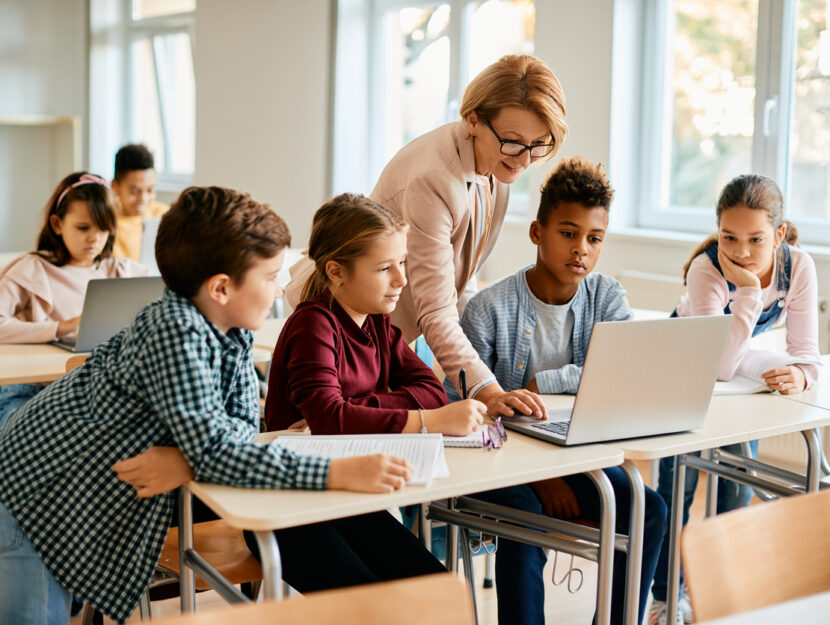 gruppo di studenti in classe con l'insegnante