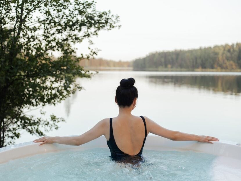 ragazza in una vasca con vista su paesaggio naturale