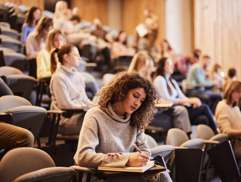 ragazzi seduti in un'aula di università