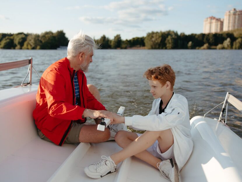 nonno e nipote in barca a vela