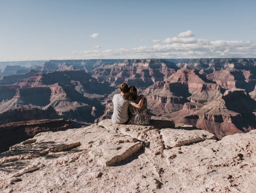 Coppia in vacanza al Grand Canyon seduta