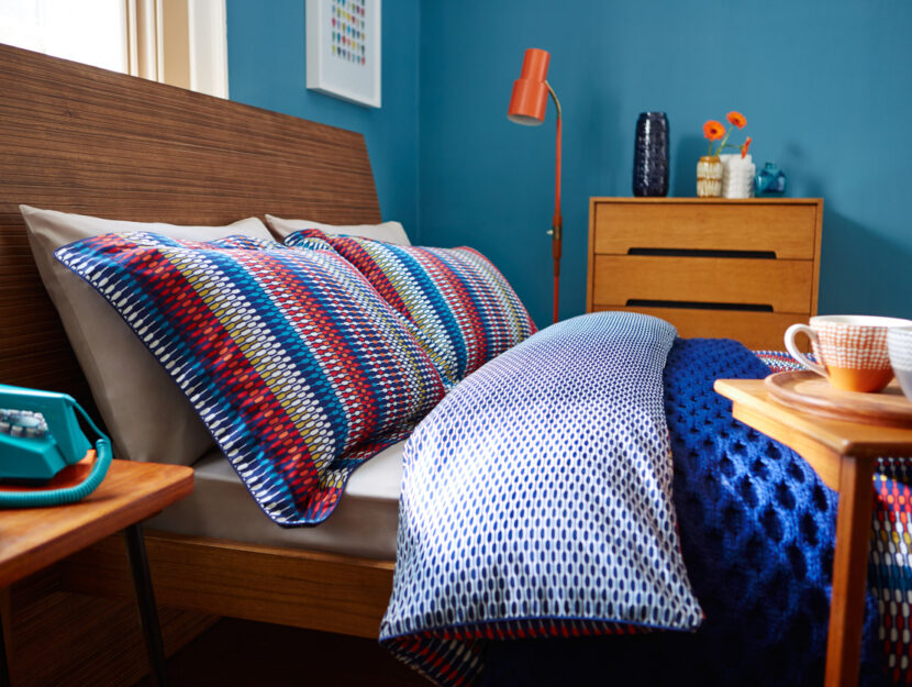 interno di camera da letto con pareti blu